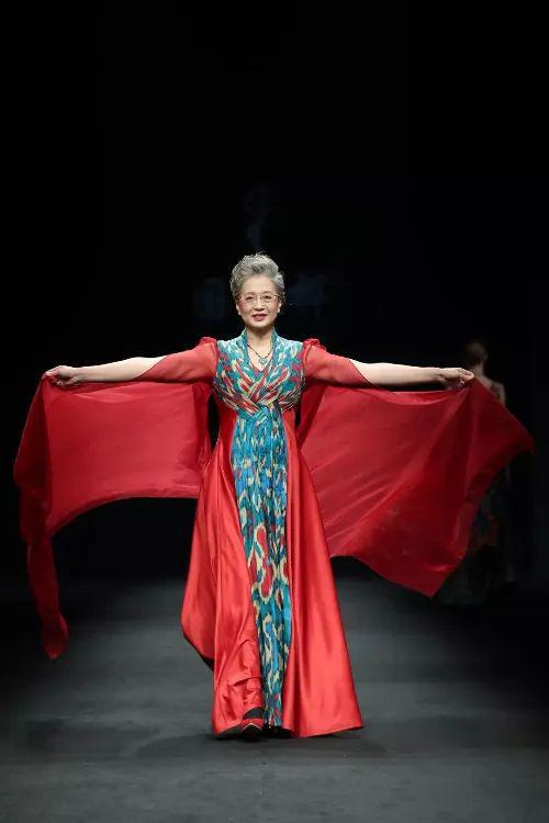 (轻舞罗裳兑换码在哪)轻舞罗裳服装全解锁，尽显优雅风姿，绽放华丽新华章
