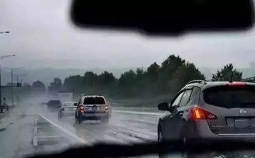 探讨过弯极限与车速、轮胎摩擦、车身重量及驾驶技巧之间的关系